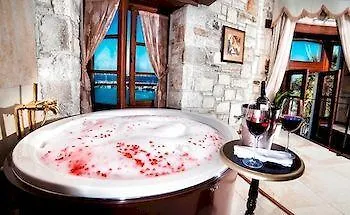 La Petra Hotel - Special Class Yenifoca